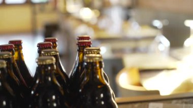 Şişe masanın üzerinde çekim