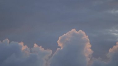  büyük bulutlar üzerinde gökyüzü günbatımı hareket görünümünü 