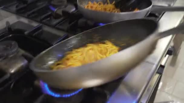 Primo Piano Dello Chef Maschio Che Cucina Pasta Padelle — Video Stock