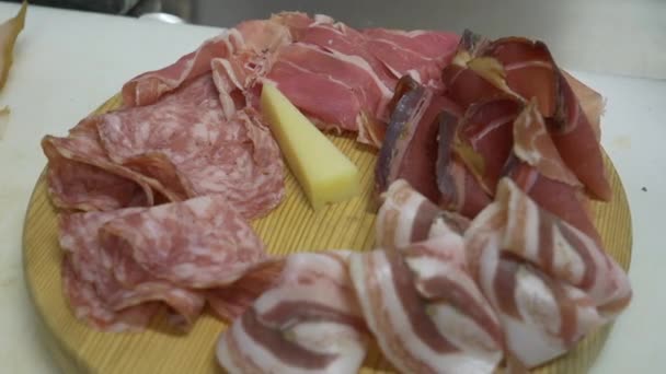 Piatto Carne Guarnitura Mano Maschile Con Fette Formaggio — Video Stock