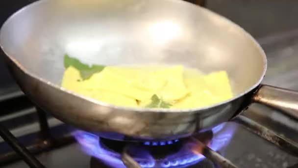 Шеф-повар жарит овощи — стоковое видео