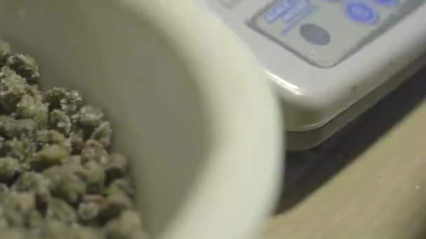 Χέρι Καλλιέργεια Καουτσούκ Γάντι Λαμβάνοντας Αλατισμένη Κάπαρη Από Μπολ — Αρχείο Βίντεο