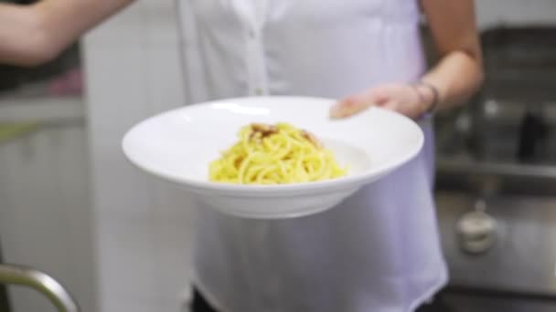 Garçonete Tomando Ordem Macarrão Espaguete Hambúrguer — Vídeo de Stock