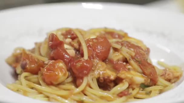 Chef Legt Minzblätter Auf Pasta Mit Fleischbällchen Schüssel Restaurantküche — Stockvideo