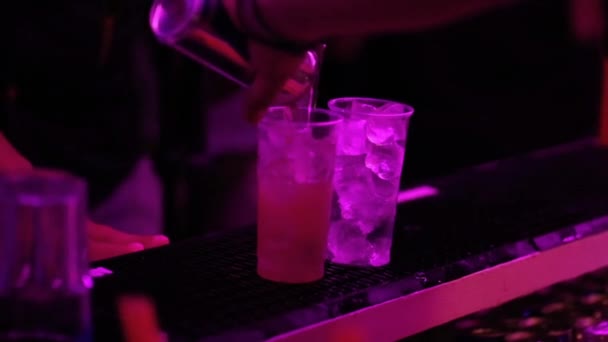 Imagen Recortada Barman Haciendo Cócteles Club Nocturno — Vídeos de Stock