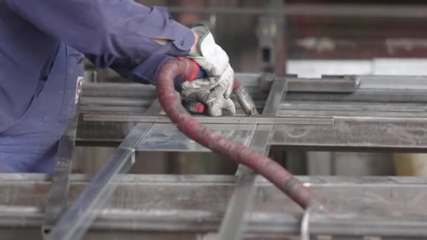 Bijgesneden Weergave Van Mannelijke Werknemer Lassen Van Metalen Constructie — Stockvideo