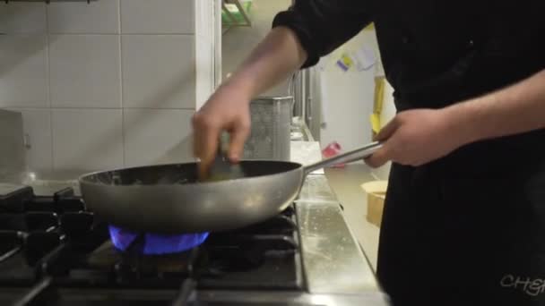 Nahaufnahme Eines Männlichen Chefs Beim Kochen Von Pasta Der Pfanne — Stockvideo