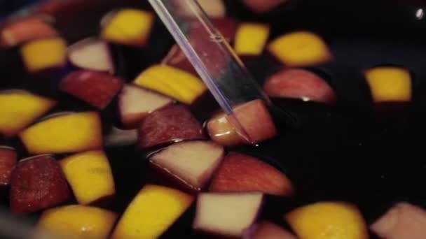 Zbliżenie Sangria Owocami Łyżka Tworzywa Sztucznego — Wideo stockowe