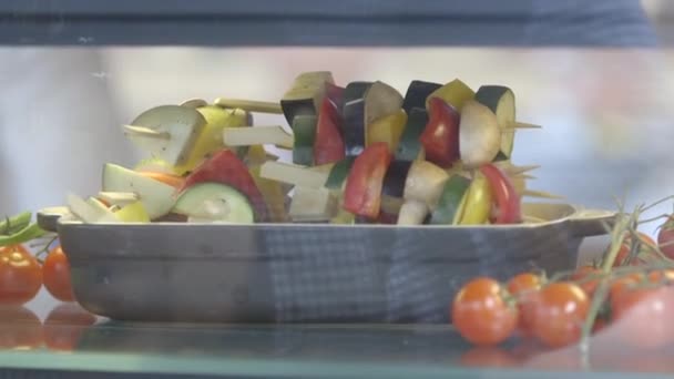 Cam Bölme Arkasında Taze Sebze Şişleri Pişirme Çanağı — Stok video