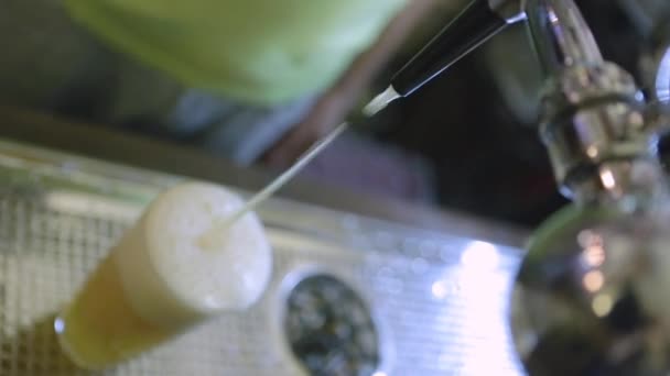 机械浇注工艺啤酒 男士用小刀除去啤酒泡沫 — 图库视频影像