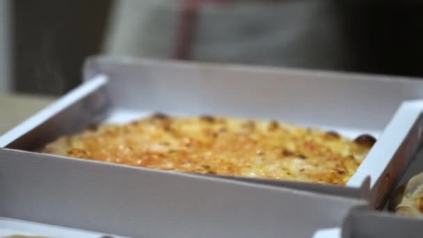 Pizza Kabuk Karton Kutunun Içinde Koyarak Dilimleri Zeytinyağı Ile Süsleme — Stok video