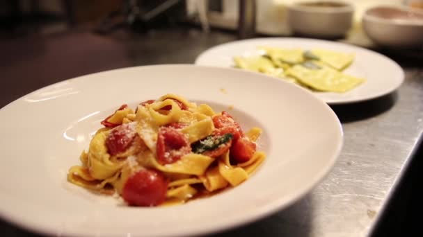 Nahaufnahme Des Hinzufügens Grüner Currysoße Pasta Mit Tomaten — Stockvideo