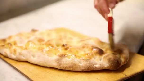 Испеченный Пита Хлеб Измельченной Доске Обрабатывается Маслом — стоковое видео