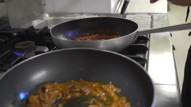 男性シェフのフライパンでパスタのソースを料理のクローズ アップ — ストック動画
