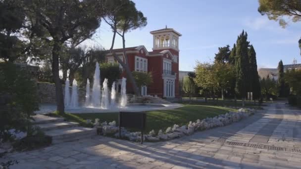 Malerischer Blick Auf Villa Mit Brunnen Der Toskana Bei Tag — Stockvideo