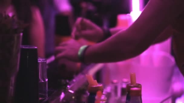 Bijgesneden Afbeelding Van Barman Cocktails Maken Nachtclub — Stockvideo