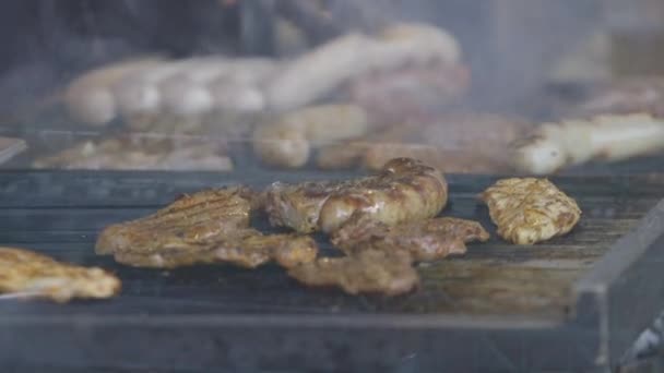 Primer Plano Del Chef Profesional Que Prepara Carne Barbacoa Parrilla — Vídeos de Stock