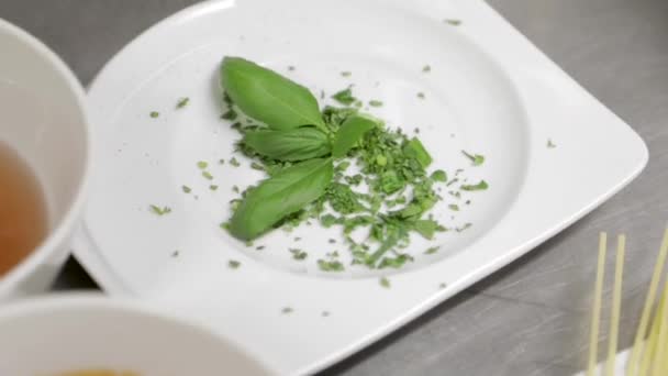 Top View Στο Άσπρο Πιάτο Πράσινο Βασιλικό Φύλλα — Αρχείο Βίντεο