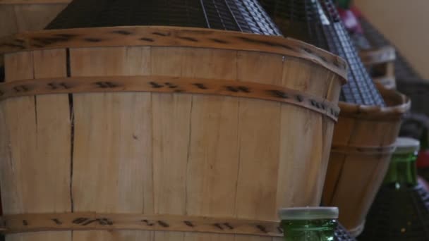 Bottiglie Vino Primo Piano Cestini Vimini Secchi Legno Cantina Italia — Video Stock