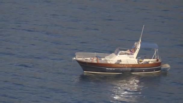 小机动小船划船在海 — 图库视频影像