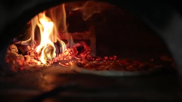 Koch legt Pizza in den Ofen — Stockvideo