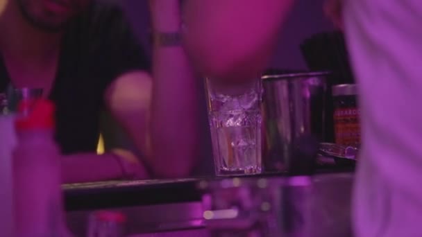 Barman Preparando Bebidas Club — Vídeo de stock