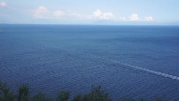 意大利西南褶皱地区摩托艇漂浮在海中的鸟瞰图 Praiano 省的市镇 — 图库视频影像