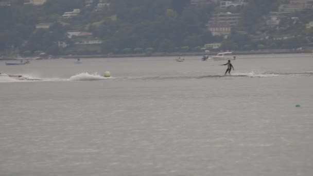 Mann Trainiert Auf Wasserski See — Stockvideo