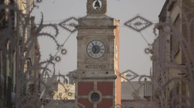 Eski Saat Kulesi ve ön plan, Polignano, İtalya'nın Metropolitan şehir Bari, Apulia, Güney İtalya'dekoratif metal çit