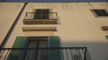 Bina cephe duvar ile windows ve balkon, ahşap kepenkleri açık