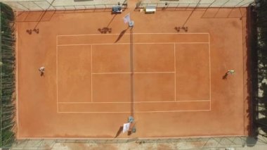 Turuncu sahada, havadan görünümü büyük Tenis oynayanlar