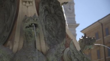  Gündüz, Lorento, İtalya'nın İtalyan il Ancona Çeşmede akan su