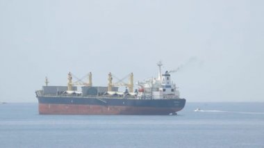 ticaret gemisi ayakta, waterfront, Taranto, İtalya