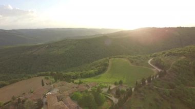 Toskana, İtalya, Val d'Orcia batımında yeşil manzara havadan görünümü