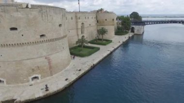 Gündüz, Taranto, Apulia, Güney İtalya, denizde eski kale
