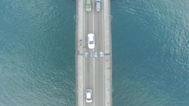 Taranto, İtalya köprüde trafik Üstten Görünüm