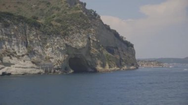 su ve cliff Yalı dağ mağarada ile 