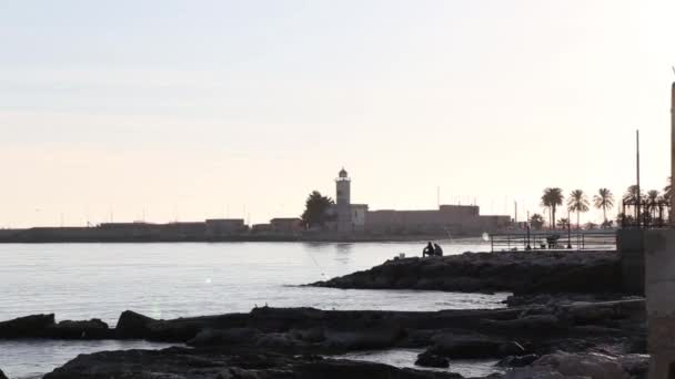 Personnes Assises Sur Plage Mare Italie Coucher Soleil — Video