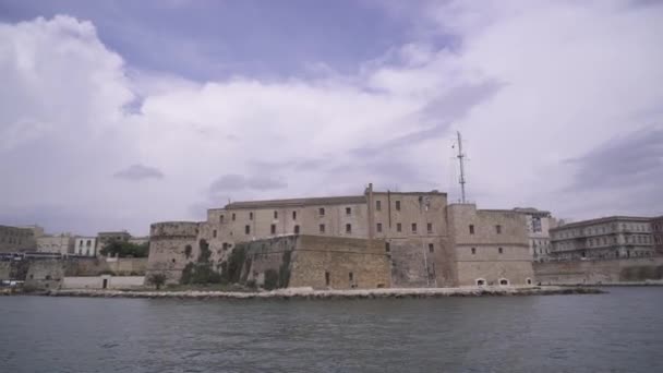 Velho Castelo Mar Edifícios Cidade Durante Dia Taranto Apúlia Sul — Vídeo de Stock