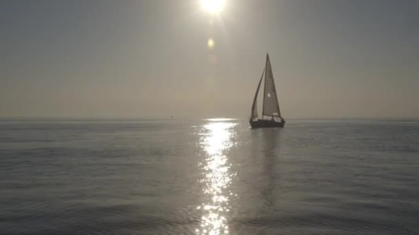 Jacht Segeln Meer Bei Sonnenuntergang Barca Italien — Stockvideo