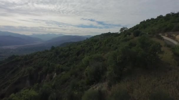 Vlucht Weergave Van Heuvels Met Bomen Matera Zuid Italië — Stockvideo