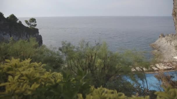 Vzdálených denní pohled zelených keřů a stromů s bazénem a plážovém lehátku na ostrově Ischia