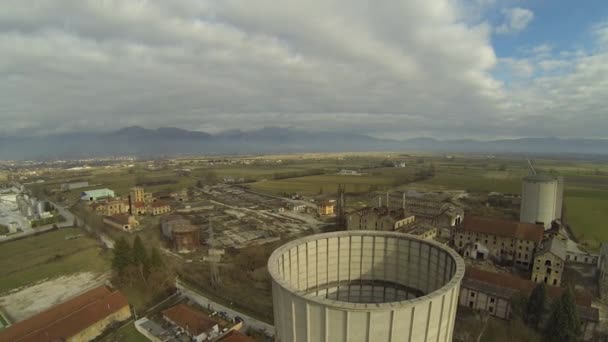 Vista Aerea Sulla Zona Industriale Vicino Alla Piccola Città Italiana — Video Stock