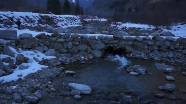 Wilder Gebirgsfluss Felsige Brücke — Stockvideo
