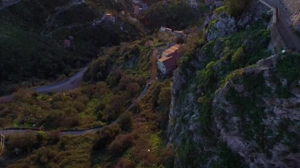 イタリア南部シチリア島の東海岸のメッシーナの都市内の山の風景の小さなタオルミーナの町の空中写真 — ストック動画