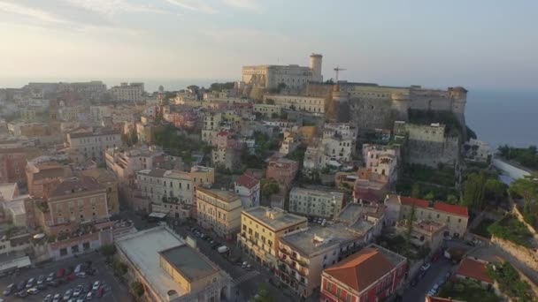 南イタリアのガエータの町と海海岸の空撮 — ストック動画
