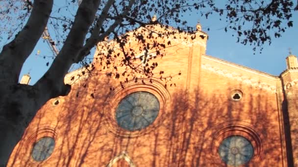 意大利 Sondrio 省基耶萨天主教教堂立面的低角度观 — 图库视频影像