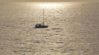 Gün batımında, Barca, İtalya denizde yelken yat