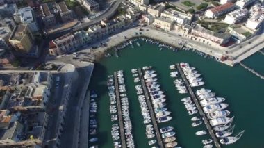 liman ve kent Bisceglie, Apulia Adriyatik Denizi, il Barletta-Andria-Trani Güney İtalya'nın havadan görünümü