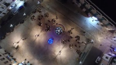 Locorotondo kasaba, Apulia, Güney İtalya'nın chrestmas ağacıyla Merkez Meydanı havadan görünümü